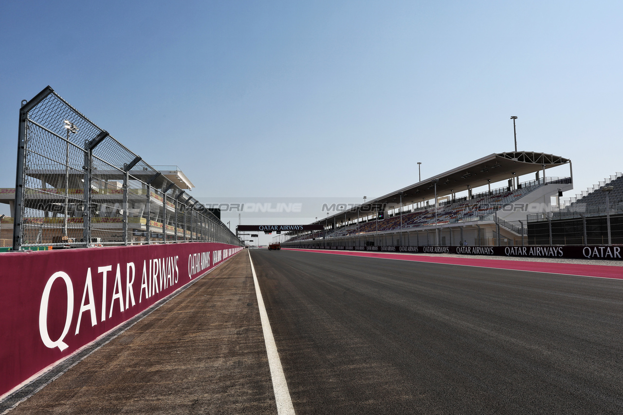 GP QATAR, Circuit Atmosfera - partenza / finish straight.

05.10.2023. Formula 1 World Championship, Rd 18, Qatar Grand Prix, Doha, Qatar, Preparation Day.

- www.xpbimages.com, EMail: requests@xpbimages.com © Copyright: Moy / XPB Images