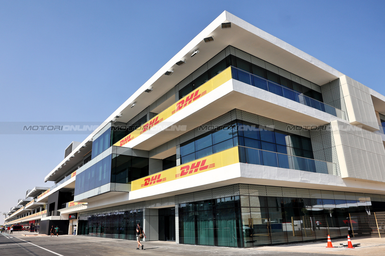GP QATAR, Circuit Atmosfera - Pit buildings.

05.10.2023. Formula 1 World Championship, Rd 18, Qatar Grand Prix, Doha, Qatar, Preparation Day.

- www.xpbimages.com, EMail: requests@xpbimages.com © Copyright: Batchelor / XPB Images