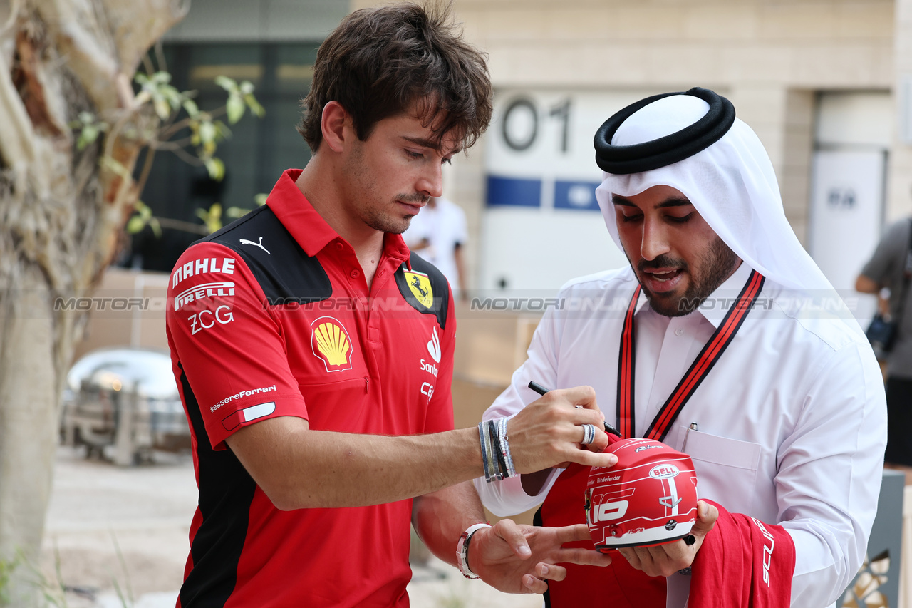 GP QATAR, Charles Leclerc (MON) Ferrari with a fan.

05.10.2023. Formula 1 World Championship, Rd 18, Qatar Grand Prix, Doha, Qatar, Preparation Day.

- www.xpbimages.com, EMail: requests@xpbimages.com © Copyright: Moy / XPB Images