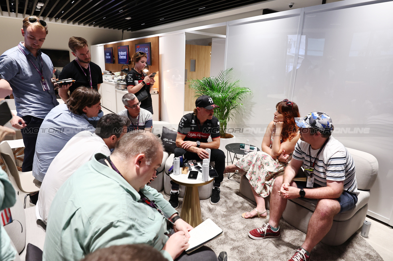 GP QATAR, Valtteri Bottas (FIN) Alfa Romeo F1 Team with the media.

05.10.2023. Formula 1 World Championship, Rd 18, Qatar Grand Prix, Doha, Qatar, Preparation Day.

- www.xpbimages.com, EMail: requests@xpbimages.com © Copyright: Moy / XPB Images