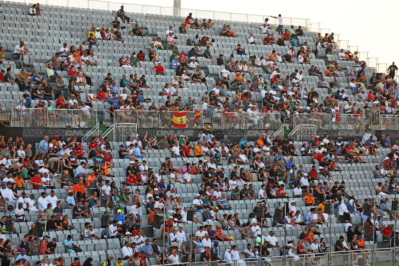 GP QATAR, Circuit Atmosfera - fans in the grandstand.

07.10.2023. Formula 1 World Championship, Rd 18, Qatar Grand Prix, Doha, Qatar, Sprint Day.

- www.xpbimages.com, EMail: requests@xpbimages.com © Copyright: Moy / XPB Images