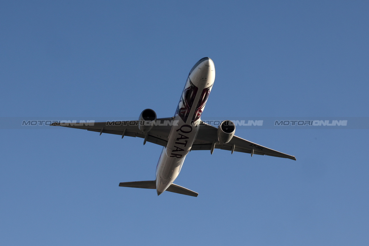 GP QATAR, Circuit Atmosfera - Qatar Airways plane.

07.10.2023. Formula 1 World Championship, Rd 18, Qatar Grand Prix, Doha, Qatar, Sprint Day.

- www.xpbimages.com, EMail: requests@xpbimages.com © Copyright: Moy / XPB Images