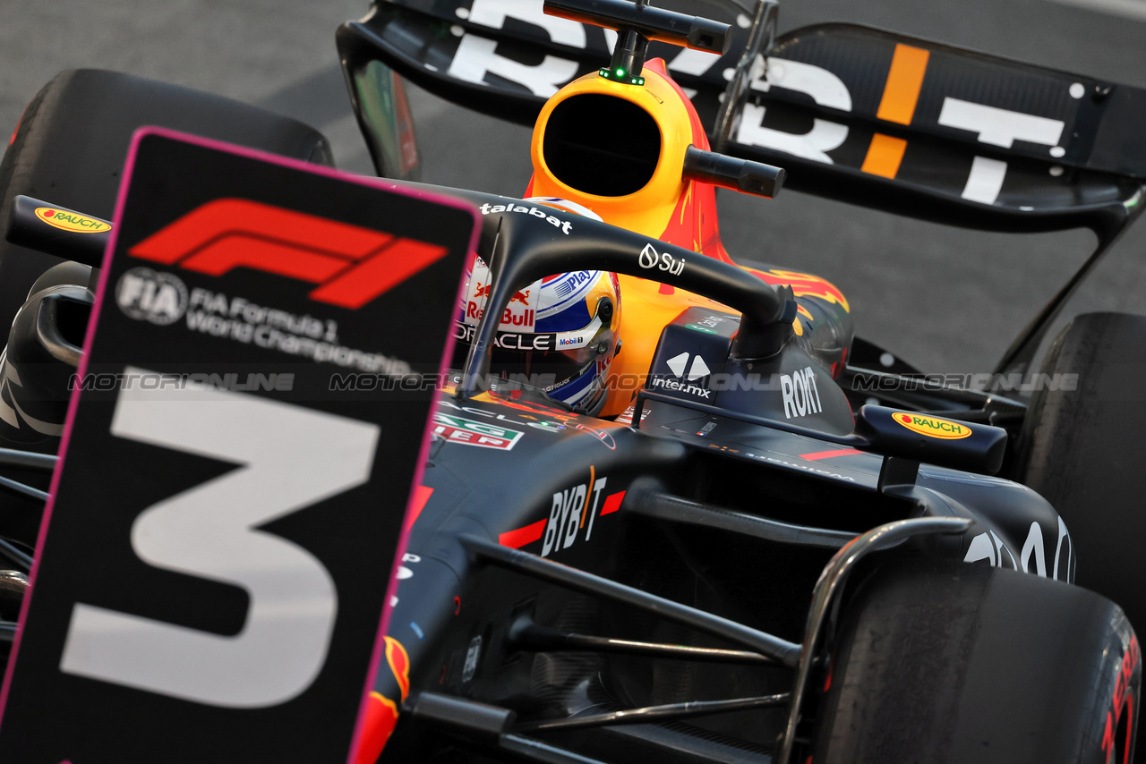 GP QATAR, Third placed Max Verstappen (NLD) Red Bull Racing RB19 in Sprint Shootout parc ferme.

07.10.2023. Formula 1 World Championship, Rd 18, Qatar Grand Prix, Doha, Qatar, Sprint Day.

- www.xpbimages.com, EMail: requests@xpbimages.com © Copyright: Moy / XPB Images