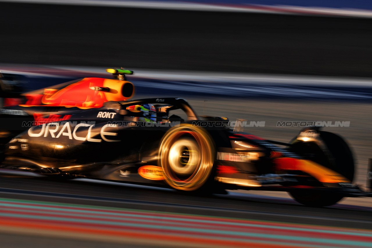 GP QATAR, Sergio Perez (MEX) Red Bull Racing RB19.

07.10.2023. Formula 1 World Championship, Rd 18, Qatar Grand Prix, Doha, Qatar, Sprint Day.

 - www.xpbimages.com, EMail: requests@xpbimages.com © Copyright: Coates / XPB Images