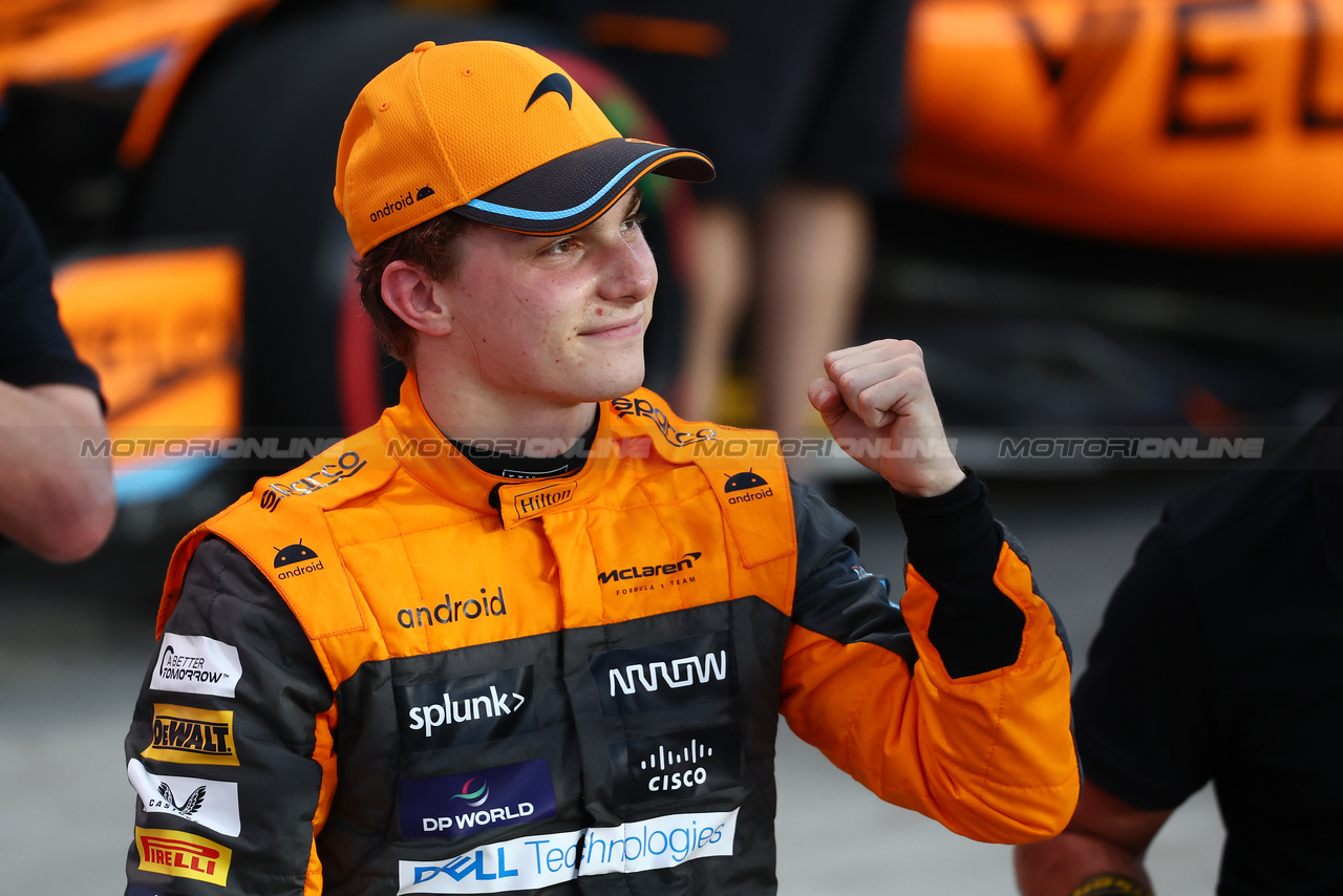 GP QATAR, Oscar Piastri (AUS) McLaren MCL60 celebrates being fastest in Sprint Shootout.

07.10.2023. Formula 1 World Championship, Rd 18, Qatar Grand Prix, Doha, Qatar, Sprint Day.

 - www.xpbimages.com, EMail: requests@xpbimages.com © Copyright: Coates / XPB Images