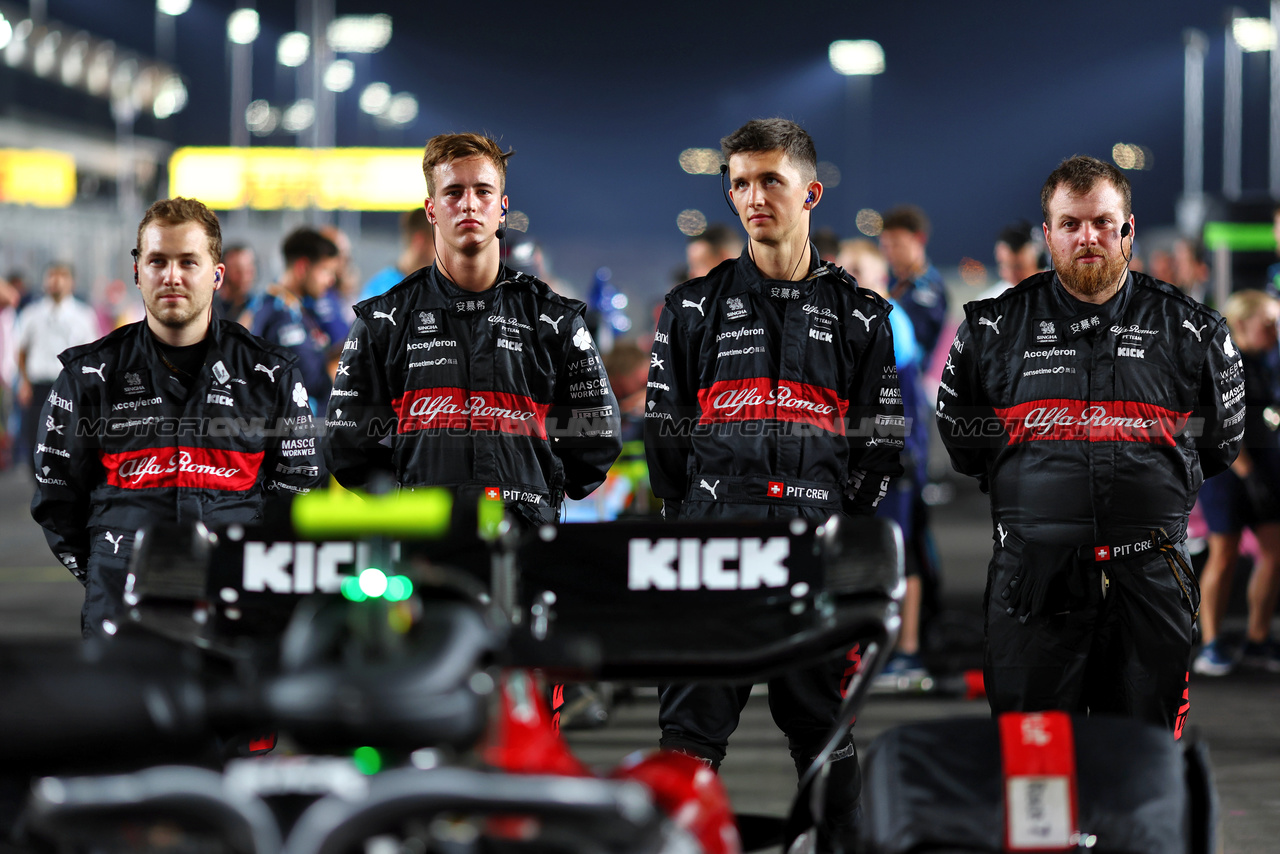 GP QATAR, Alfa Romeo F1 Team on the grid.

07.10.2023. Formula 1 World Championship, Rd 18, Qatar Grand Prix, Doha, Qatar, Sprint Day.

- www.xpbimages.com, EMail: requests@xpbimages.com © Copyright: Charniaux / XPB Images