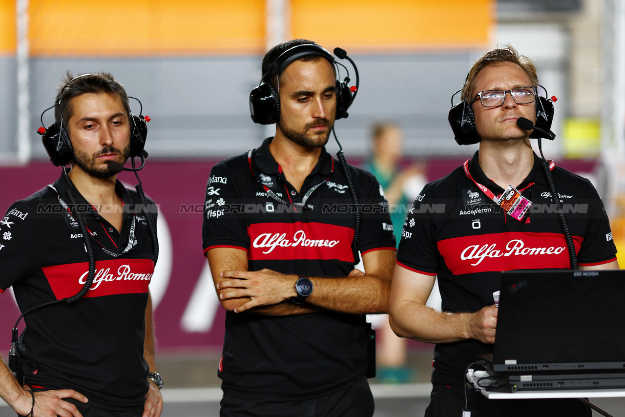 GP QATAR, Alfa Romeo F1 Team on the grid.

07.10.2023. Formula 1 World Championship, Rd 18, Qatar Grand Prix, Doha, Qatar, Sprint Day.

- www.xpbimages.com, EMail: requests@xpbimages.com © Copyright: Charniaux / XPB Images