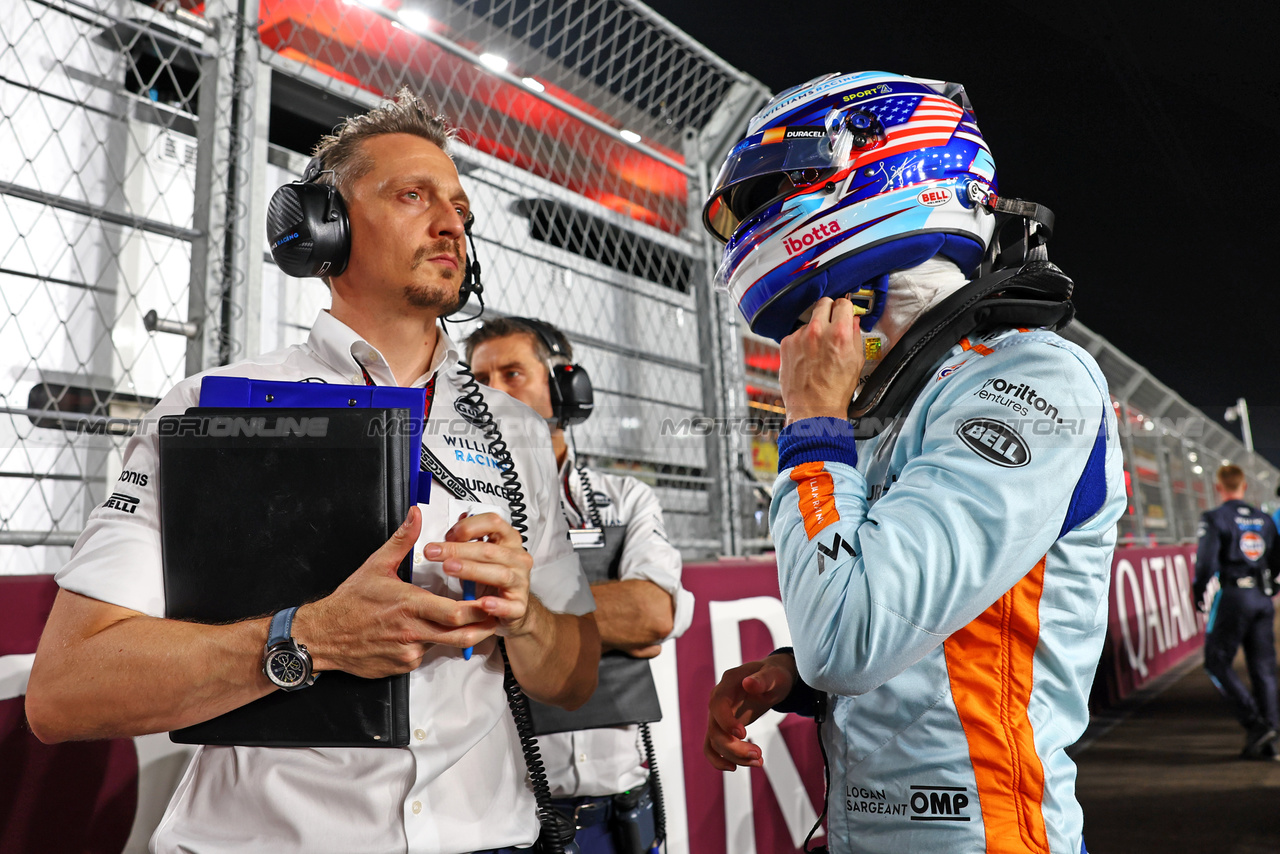 GP QATAR, Logan Sargeant (USA) Williams Racing with Gaetan Jego, Williams Racing Gara Engineer on the grid.

07.10.2023. Formula 1 World Championship, Rd 18, Qatar Grand Prix, Doha, Qatar, Sprint Day.

- www.xpbimages.com, EMail: requests@xpbimages.com © Copyright: Batchelor / XPB Images