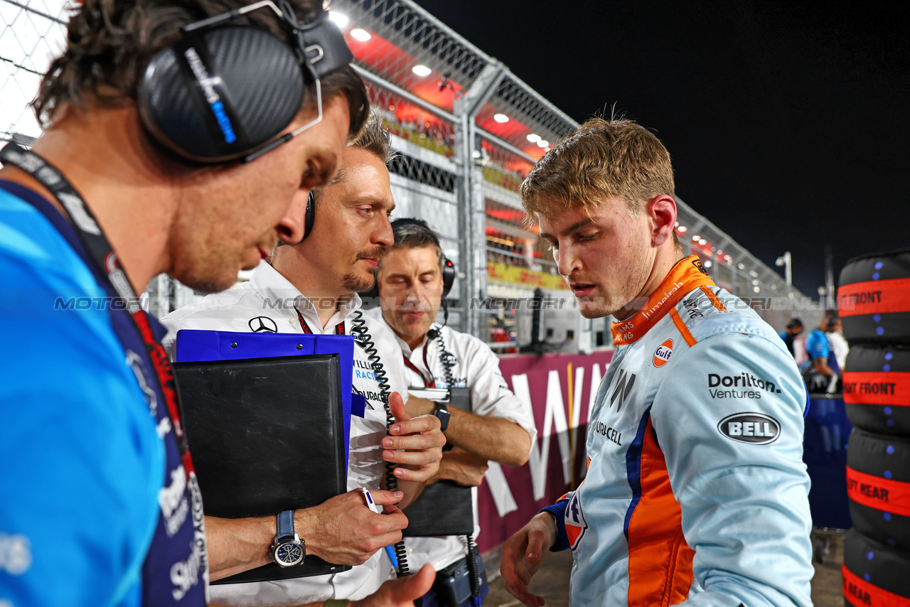GP QATAR, Logan Sargeant (USA) Williams Racing with Gaetan Jego, Williams Racing Gara Engineer on the grid.

07.10.2023. Formula 1 World Championship, Rd 18, Qatar Grand Prix, Doha, Qatar, Sprint Day.

- www.xpbimages.com, EMail: requests@xpbimages.com © Copyright: Batchelor / XPB Images