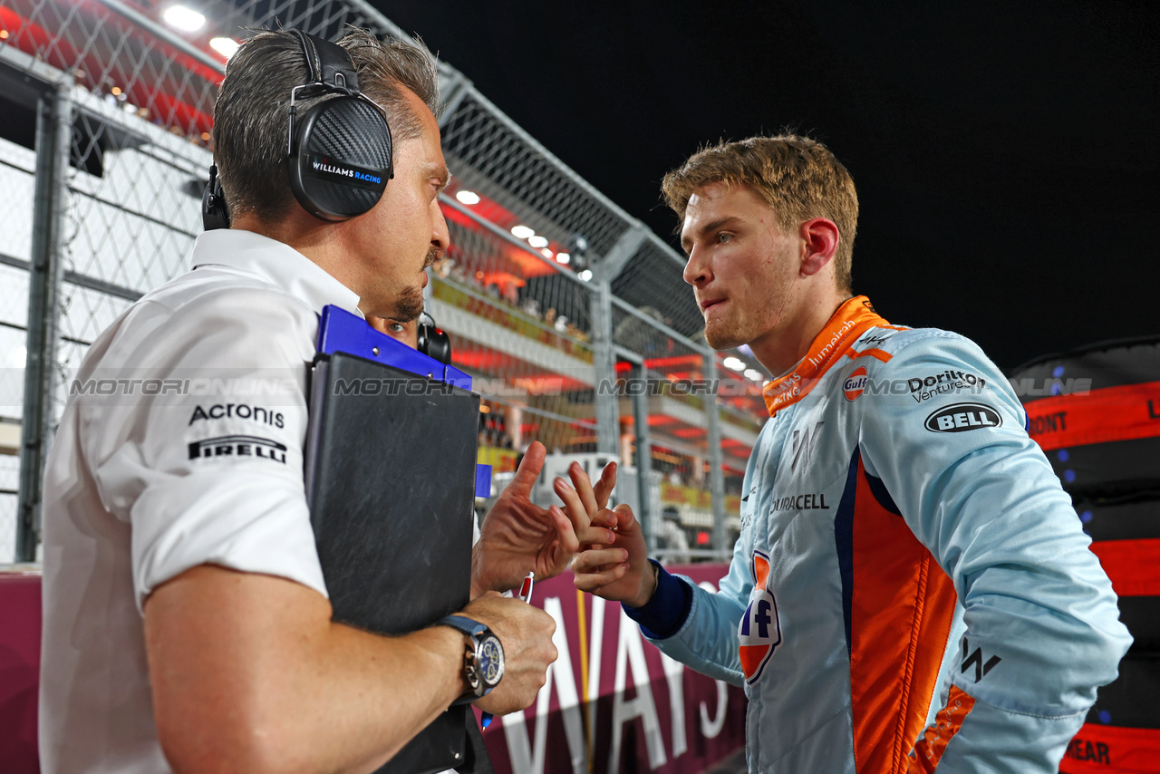 GP QATAR, Logan Sargeant (USA) Williams Racing with Gaetan Jego, Williams Racing Gara Engineer on the grid.

07.10.2023. Formula 1 World Championship, Rd 18, Qatar Grand Prix, Doha, Qatar, Sprint Day.

- www.xpbimages.com, EMail: requests@xpbimages.com © Copyright: Batchelor / XPB Images