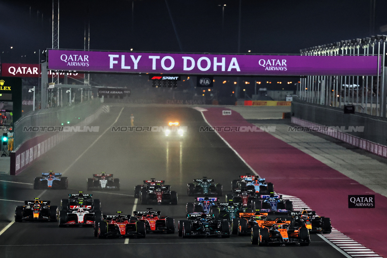 GP QATAR, Oscar Piastri (AUS) McLaren MCL60 davanti a at the partenza of Sprint.

07.10.2023. Formula 1 World Championship, Rd 18, Qatar Grand Prix, Doha, Qatar, Sprint Day.

- www.xpbimages.com, EMail: requests@xpbimages.com © Copyright: Moy / XPB Images