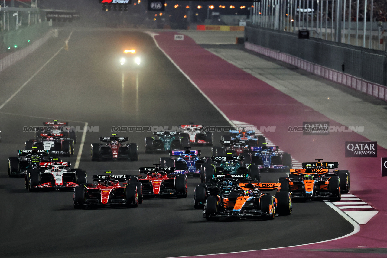 GP QATAR, Oscar Piastri (AUS) McLaren MCL60 davanti a at the partenza of Sprint.

07.10.2023. Formula 1 World Championship, Rd 18, Qatar Grand Prix, Doha, Qatar, Sprint Day.

- www.xpbimages.com, EMail: requests@xpbimages.com © Copyright: Moy / XPB Images
