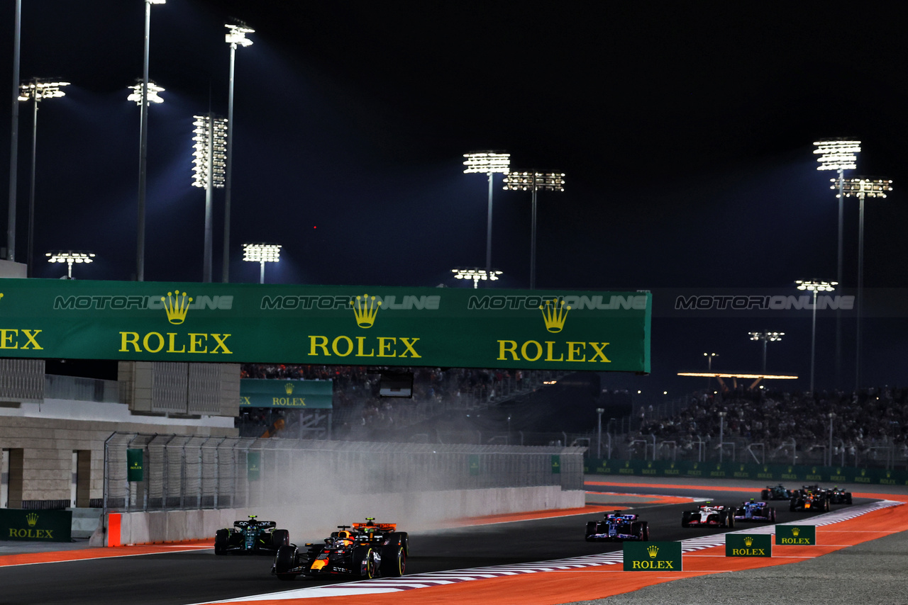 GP QATAR, Max Verstappen (NLD) Red Bull Racing RB19 davanti a Fernando Alonso (ESP) Aston Martin F1 Team AMR23 e Lando Norris (GBR) McLaren MCL60.

07.10.2023. Formula 1 World Championship, Rd 18, Qatar Grand Prix, Doha, Qatar, Sprint Day.

 - www.xpbimages.com, EMail: requests@xpbimages.com © Copyright: Coates / XPB Images