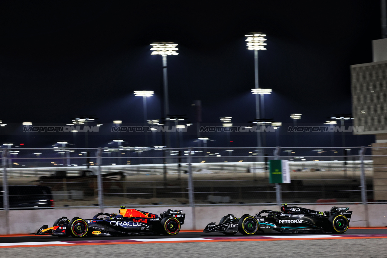 GP QATAR, Sergio Perez (MEX) Red Bull Racing RB19 e Lewis Hamilton (GBR) Mercedes AMG F1 W14.

07.10.2023. Formula 1 World Championship, Rd 18, Qatar Grand Prix, Doha, Qatar, Sprint Day.

 - www.xpbimages.com, EMail: requests@xpbimages.com © Copyright: Coates / XPB Images