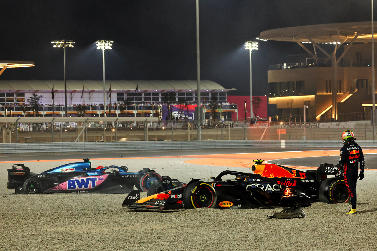 GP QATAR, Sergio Perez (MEX) Red Bull Racing RB19 e Esteban Ocon (FRA) Alpine F1 Team A523 crashed out of the race.

07.10.2023. Formula 1 World Championship, Rd 18, Qatar Grand Prix, Doha, Qatar, Sprint Day.

- www.xpbimages.com, EMail: requests@xpbimages.com © Copyright: Batchelor / XPB Images