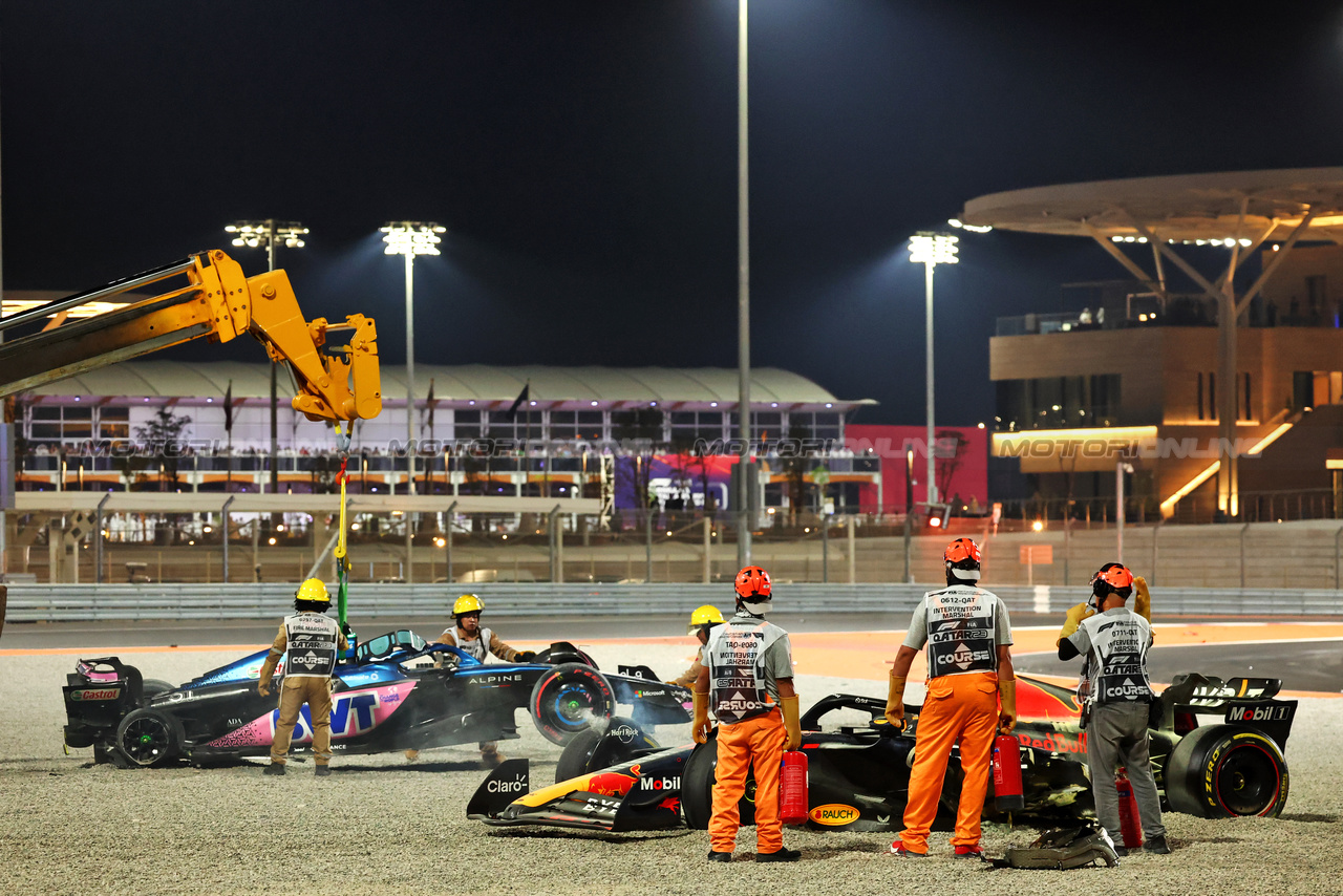 GP QATAR, Sergio Perez (MEX) Red Bull Racing RB19 e Esteban Ocon (FRA) Alpine F1 Team A523 crashed out of the race.

07.10.2023. Formula 1 World Championship, Rd 18, Qatar Grand Prix, Doha, Qatar, Sprint Day.

- www.xpbimages.com, EMail: requests@xpbimages.com © Copyright: Batchelor / XPB Images