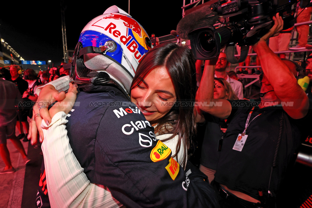 GP QATAR, (L to R): Max Verstappen (NLD) Red Bull Racing celebrates winning his third World Championship in Sprint parc ferme with girlfriend Kelly Piquet (BRA).

07.10.2023. Formula 1 World Championship, Rd 18, Qatar Grand Prix, Doha, Qatar, Sprint Day.

 - www.xpbimages.com, EMail: requests@xpbimages.com © Copyright: Coates / XPB Images