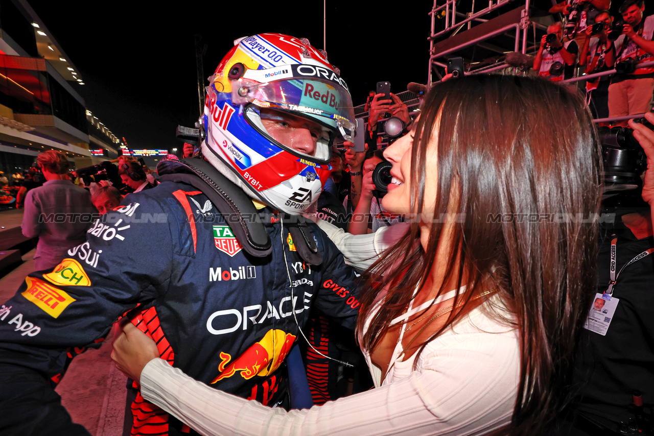 GP QATAR, (L to R): Max Verstappen (NLD) Red Bull Racing celebrates winning his third World Championship in Sprint parc ferme with girlfriend Kelly Piquet (BRA).

07.10.2023. Formula 1 World Championship, Rd 18, Qatar Grand Prix, Doha, Qatar, Sprint Day.

 - www.xpbimages.com, EMail: requests@xpbimages.com © Copyright: Coates / XPB Images