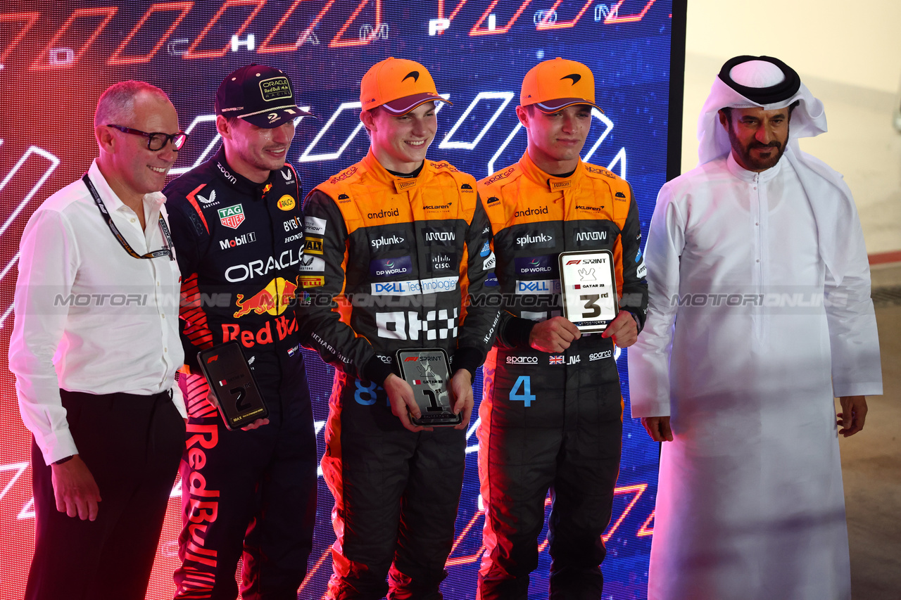 GP QATAR, Sprint vincitore Oscar Piastri (AUS) McLaren with 2nd Max Verstappen (NLD) Red Bull Racing e Lando Norris (GBR) McLaren.
07.10.2023. Formula 1 World Championship, Rd 18, Qatar Grand Prix, Doha, Qatar, Sprint Day.
- www.xpbimages.com, EMail: requests@xpbimages.com © Copyright: Batchelor / XPB Images