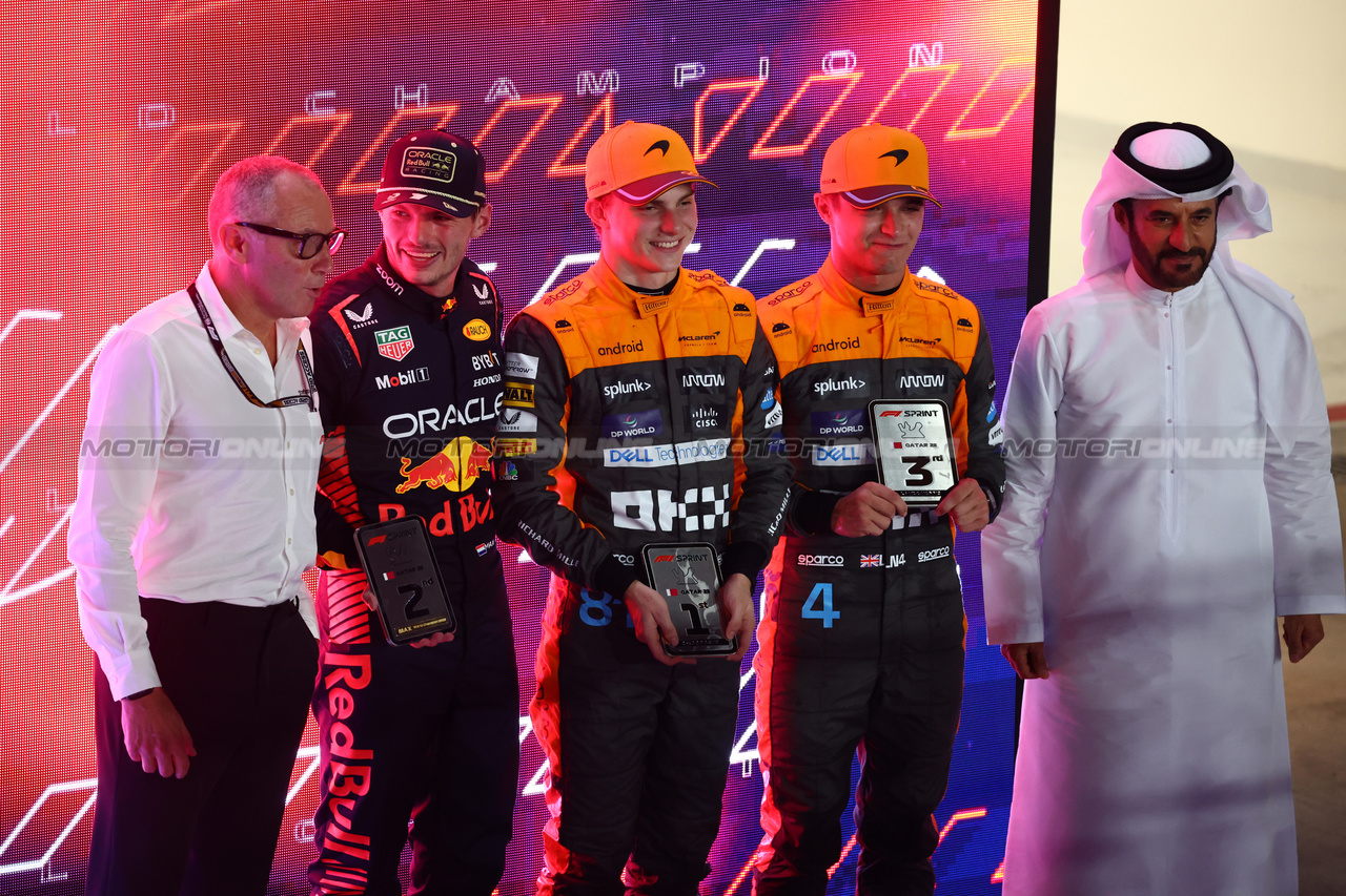 GP QATAR, 
Sprint vincitore Oscar Piastri (AUS) McLaren with 2nd Max Verstappen (NLD) Red Bull Racing e Lando Norris (GBR) McLaren. 07.10.2023. Formula 1 World Championship, Rd 18, Qatar Grand Prix, Doha, Qatar, Sprint Day. - www.xpbimages.com, EMail: requests@xpbimages.com © Copyright: Batchelor / XPB Images