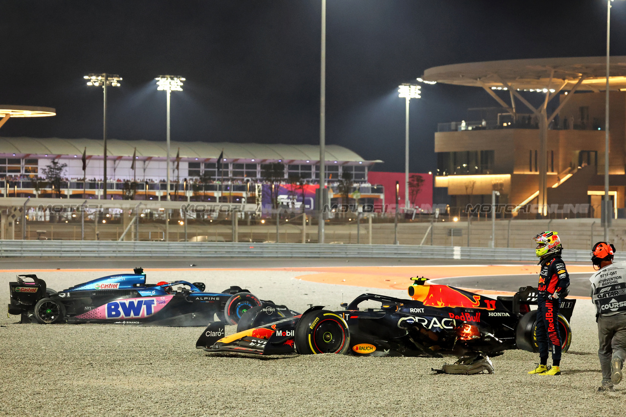 GP QATAR, Sergio Perez (MEX) Red Bull Racing RB19 e Esteban Ocon (FRA) Alpine F1 Team A523 crashed out of the race.

07.10.2023. Formula 1 World Championship, Rd 18, Qatar Grand Prix, Doha, Qatar, Sprint Day.

- www.xpbimages.com, EMail: requests@xpbimages.com © Copyright: Batchelor / XPB Images