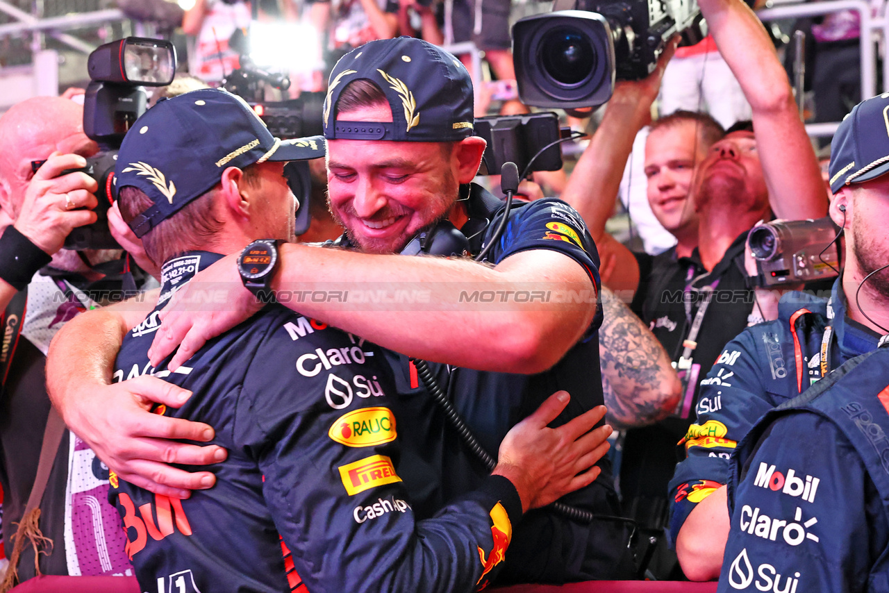 GP QATAR, Max Verstappen (NLD) Red Bull Racing celebrates winning his third World Championship in Sprint parc ferme with the team.

07.10.2023. Formula 1 World Championship, Rd 18, Qatar Grand Prix, Doha, Qatar, Sprint Day.

- www.xpbimages.com, EMail: requests@xpbimages.com © Copyright: Charniaux / XPB Images