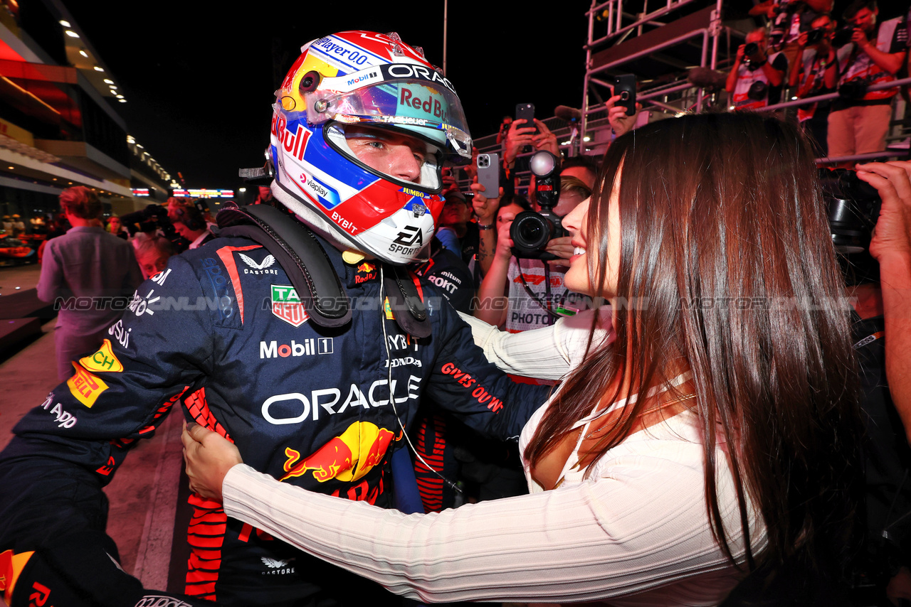 GP QATAR, Max Verstappen (NLD) Red Bull Racing celebrates winning his third World Championship in Sprint parc ferme with girlfriend Kelly Piquet (BRA).

07.10.2023. Formula 1 World Championship, Rd 18, Qatar Grand Prix, Doha, Qatar, Sprint Day.

 - www.xpbimages.com, EMail: requests@xpbimages.com © Copyright: Coates / XPB Images