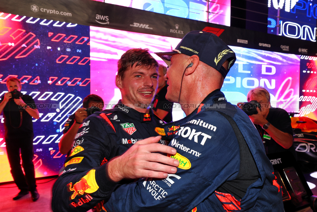GP QATAR, Max Verstappen (NLD) Red Bull Racing celebrates winning his third World Championship in Sprint parc ferme with the team.

07.10.2023. Formula 1 World Championship, Rd 18, Qatar Grand Prix, Doha, Qatar, Sprint Day.

 - www.xpbimages.com, EMail: requests@xpbimages.com © Copyright: Coates / XPB Images