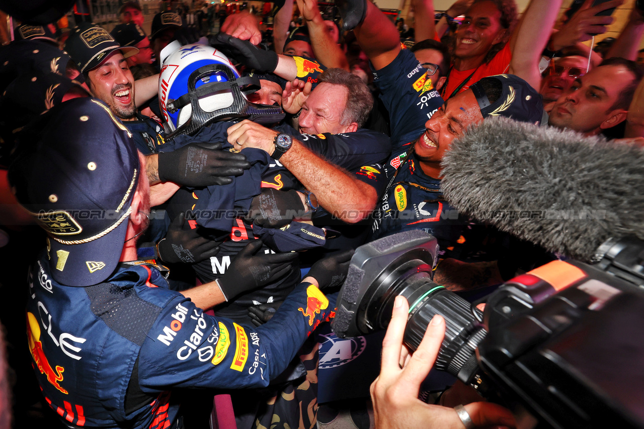 GP QATAR, Max Verstappen (NLD) Red Bull Racing celebrates winning his third World Championship in Sprint parc ferme with Christian Horner (GBR) Red Bull Racing Team Principal e the team.

07.10.2023. Formula 1 World Championship, Rd 18, Qatar Grand Prix, Doha, Qatar, Sprint Day.

 - www.xpbimages.com, EMail: requests@xpbimages.com © Copyright: Coates / XPB Images