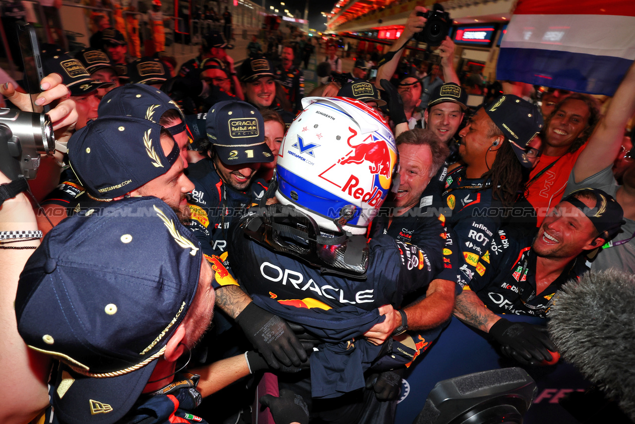 GP QATAR, Max Verstappen (NLD) Red Bull Racing celebrates winning his third World Championship in Sprint parc ferme with Christian Horner (GBR) Red Bull Racing Team Principal e the team.

07.10.2023. Formula 1 World Championship, Rd 18, Qatar Grand Prix, Doha, Qatar, Sprint Day.

 - www.xpbimages.com, EMail: requests@xpbimages.com © Copyright: Coates / XPB Images