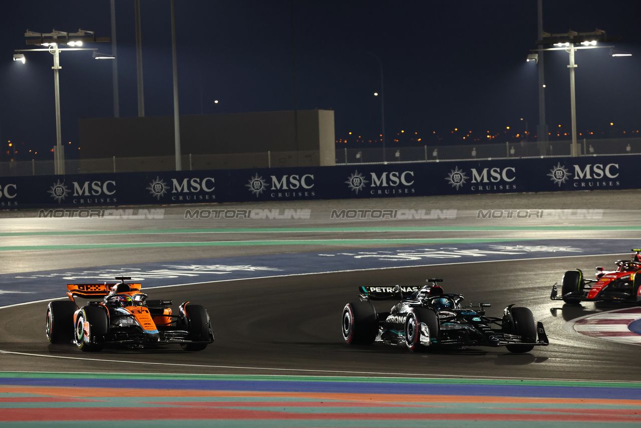 GP QATAR, Oscar Piastri (AUS) McLaren MCL60 e George Russell (GBR) Mercedes AMG F1 W14 battle for position.

07.10.2023. Formula 1 World Championship, Rd 18, Qatar Grand Prix, Doha, Qatar, Sprint Day.

- www.xpbimages.com, EMail: requests@xpbimages.com © Copyright: Batchelor / XPB Images