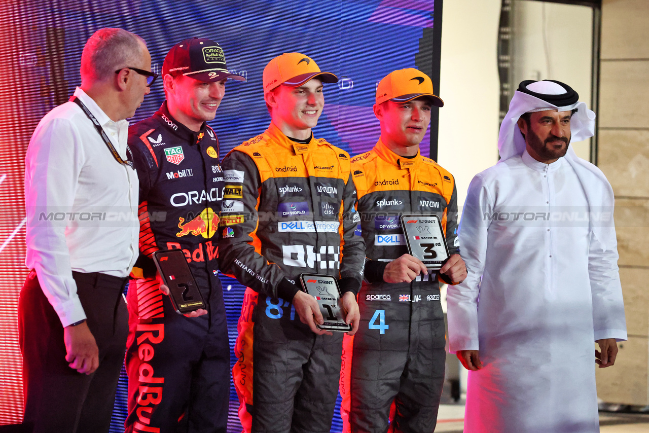 GP QATAR, Sprint parc ferme top three (L to R): Stefano Domenicali (ITA) Formula One President e CEO; Max Verstappen (NLD) Red Bull Racing, second; Oscar Piastri (AUS) McLaren, winner; Lando Norris (GBR) McLaren, third; Mohammed Bin Sulayem (UAE) FIA President.

07.10.2023. Formula 1 World Championship, Rd 18, Qatar Grand Prix, Doha, Qatar, Sprint Day.

- www.xpbimages.com, EMail: requests@xpbimages.com © Copyright: Moy / XPB Images
