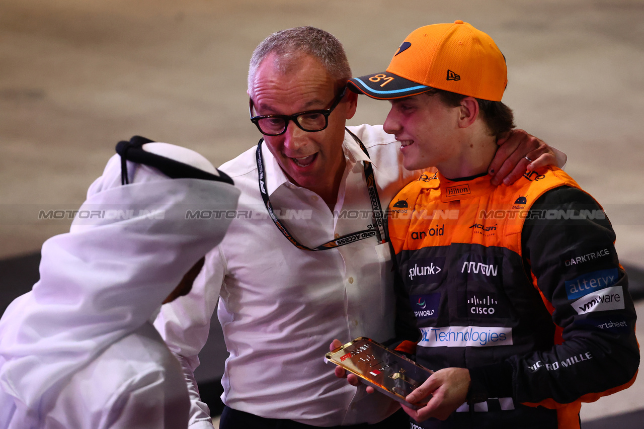GP QATAR, Stefano Domenicali (ITA) Formula One President e CEO with Sprint vincitore Oscar Piastri (AUS) McLaren.
07.10.2023. Formula 1 World Championship, Rd 18, Qatar Grand Prix, Doha, Qatar, Sprint Day.
- www.xpbimages.com, EMail: requests@xpbimages.com © Copyright: Batchelor / XPB Images