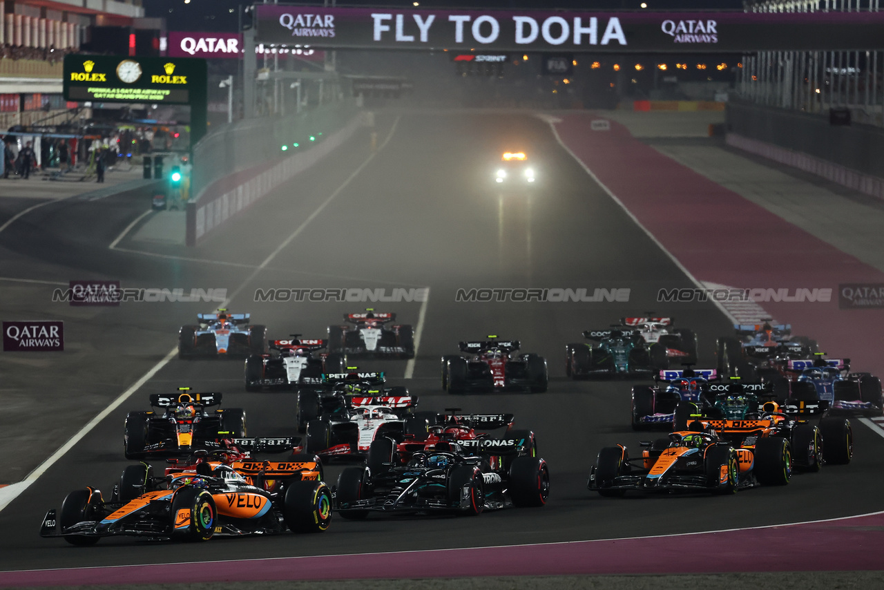 GP QATAR, Oscar Piastri (AUS) McLaren MCL60 davanti a at the partenza of Sprint.

07.10.2023. Formula 1 World Championship, Rd 18, Qatar Grand Prix, Doha, Qatar, Sprint Day.

- www.xpbimages.com, EMail: requests@xpbimages.com © Copyright: Moy / XPB Images