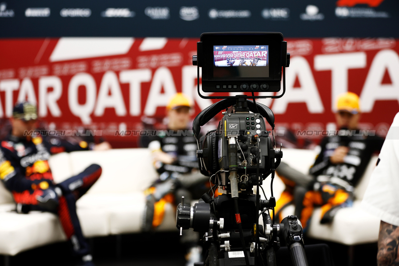GP QATAR, (L to R): Max Verstappen (NLD) Red Bull Racing; Oscar Piastri (AUS) McLaren; e Lando Norris (GBR) McLaren, in the post Sprint FIA Press Conference.

07.10.2023. Formula 1 World Championship, Rd 18, Qatar Grand Prix, Doha, Qatar, Sprint Day.

- www.xpbimages.com, EMail: requests@xpbimages.com © Copyright: XPB Images