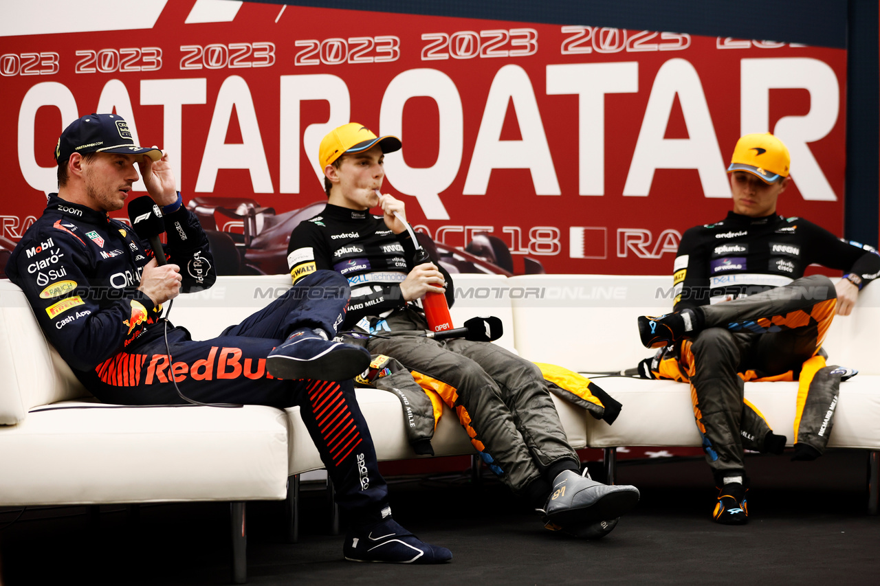 GP QATAR, (L to R): Max Verstappen (NLD) Red Bull Racing; Oscar Piastri (AUS) McLaren; e Lando Norris (GBR) McLaren, in the post Sprint FIA Press Conference.

07.10.2023. Formula 1 World Championship, Rd 18, Qatar Grand Prix, Doha, Qatar, Sprint Day.

- www.xpbimages.com, EMail: requests@xpbimages.com © Copyright: XPB Images