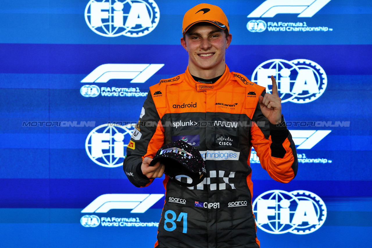 GP QATAR, Oscar Piastri (AUS) McLaren celebrates being quickest in Sprint Shootout.

07.10.2023. Formula 1 World Championship, Rd 18, Qatar Grand Prix, Doha, Qatar, Sprint Day.

- www.xpbimages.com, EMail: requests@xpbimages.com © Copyright: Batchelor / XPB Images