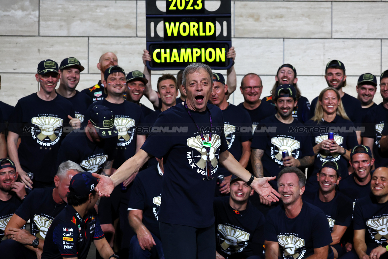 GP QATAR, Mark Thompson (GBR) Photographer with Red Bull Racing, celebrating Max Verstappen (NLD) Red Bull Racing winning his third World Championship. 

07.10.2023. Formula 1 World Championship, Rd 18, Qatar Grand Prix, Doha, Qatar, Sprint Day.

- www.xpbimages.com, EMail: requests@xpbimages.com © Copyright: Moy / XPB Images