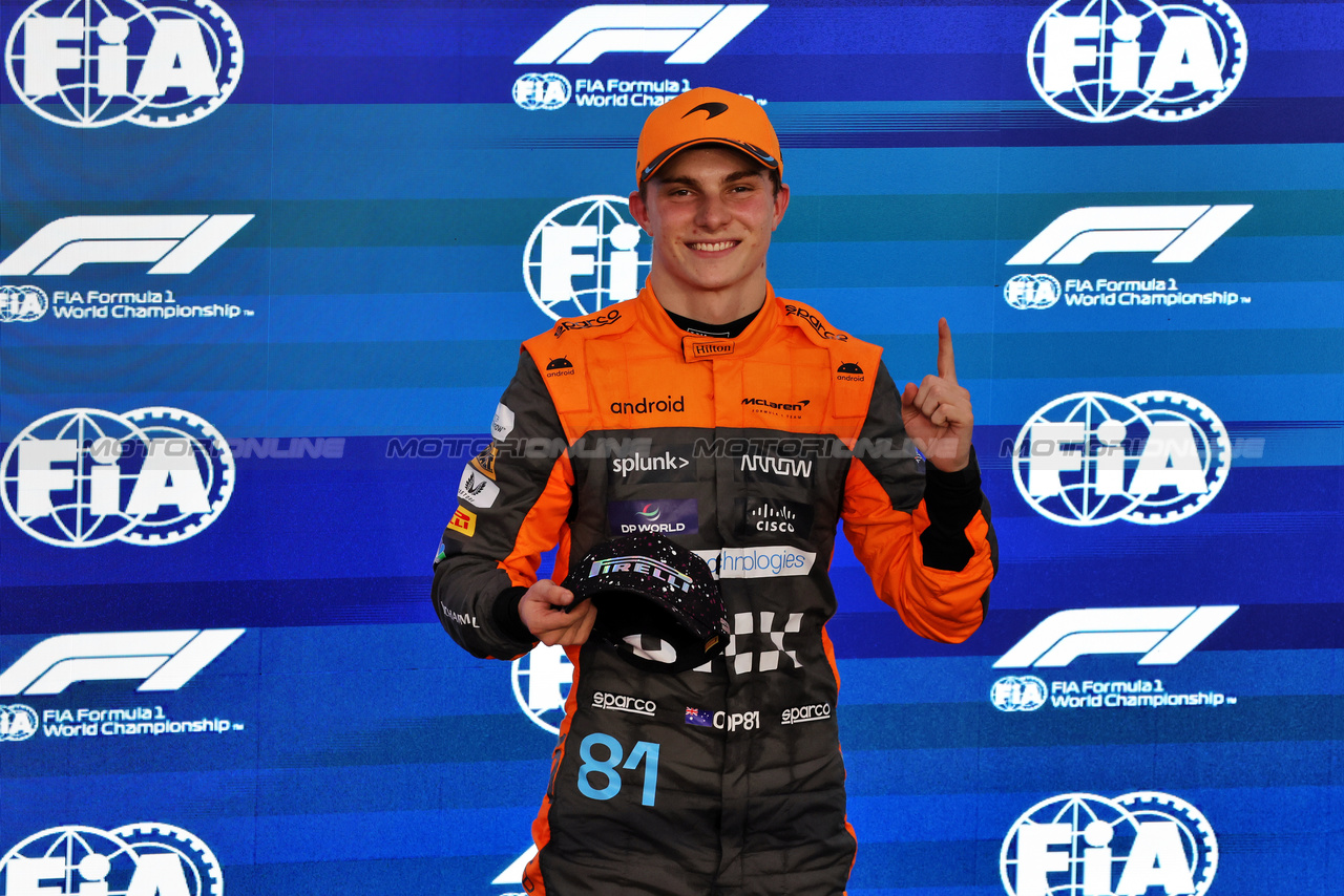 GP QATAR, Oscar Piastri (AUS) McLaren MCL60, celebrates being fastest in Sprint Shootout parc ferme.

07.10.2023. Formula 1 World Championship, Rd 18, Qatar Grand Prix, Doha, Qatar, Sprint Day.

- www.xpbimages.com, EMail: requests@xpbimages.com © Copyright: Moy / XPB Images