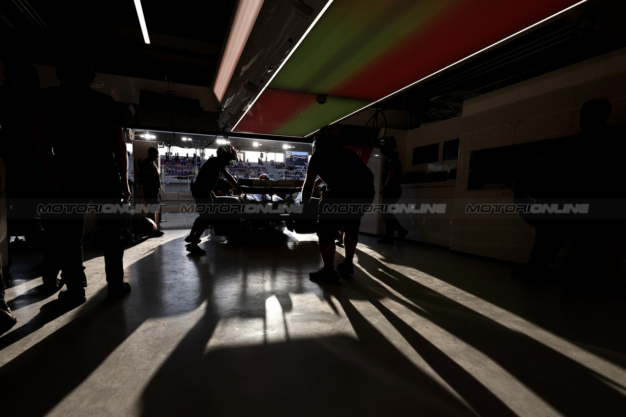 GP QATAR, Alfa Romeo F1 Team C43 in the pits.

07.10.2023. Formula 1 World Championship, Rd 18, Qatar Grand Prix, Doha, Qatar, Sprint Day.

- www.xpbimages.com, EMail: requests@xpbimages.com © Copyright: Moy / XPB Images