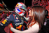 GP QATAR, (L to R): Max Verstappen (NLD) Red Bull Racing celebrates winning his third World Championship in Sprint parc ferme with girlfriend Kelly Piquet (BRA).
07.10.2023. Formula 1 World Championship, Rd 18, Qatar Grand Prix, Doha, Qatar, Sprint Day.
 - www.xpbimages.com, EMail: requests@xpbimages.com © Copyright: Coates / XPB Images