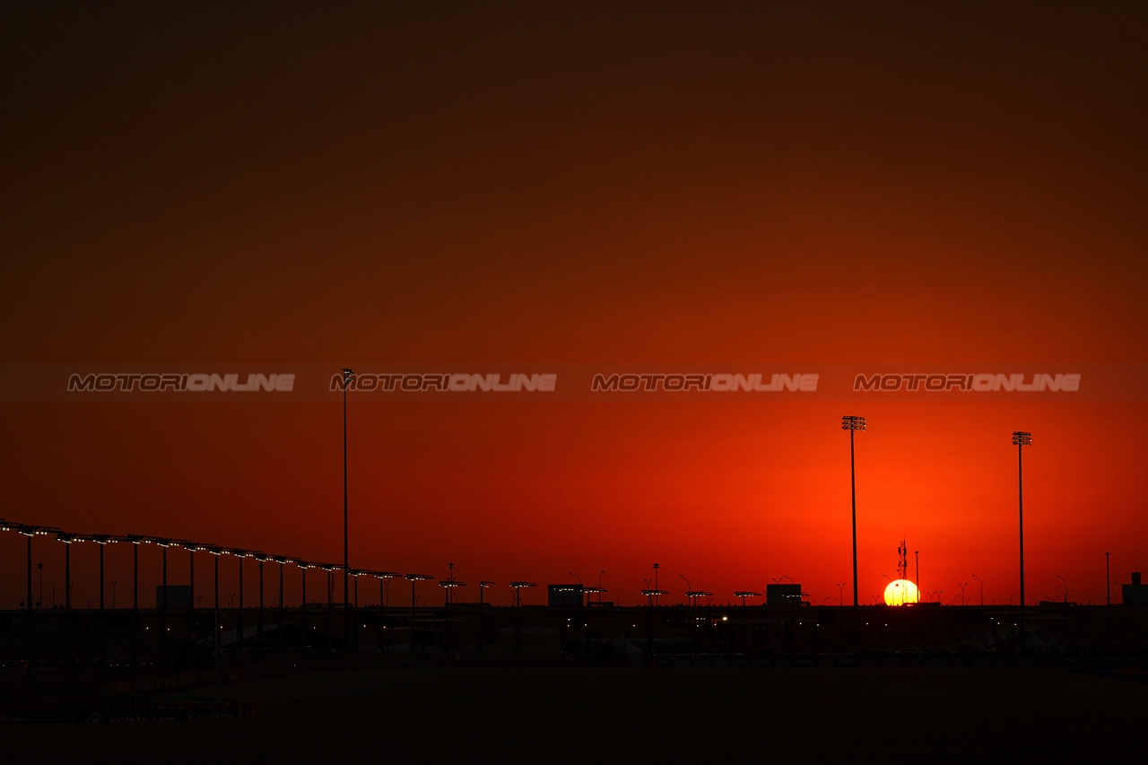 GP QATAR, Circuit Atmosfera - sunset.

06.10.2023 Formula 1 World Championship, Rd 18, Qatar Grand Prix, Doha, Qatar, Qualifiche Day.

- www.xpbimages.com, EMail: requests@xpbimages.com © Copyright: Charniaux / XPB Images