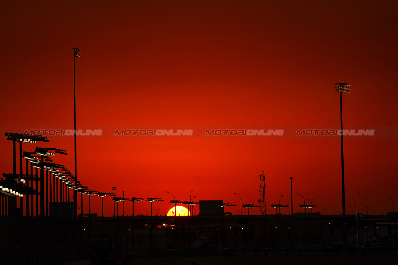 GP QATAR, Circuit Atmosfera - sunset.

06.10.2023 Formula 1 World Championship, Rd 18, Qatar Grand Prix, Doha, Qatar, Qualifiche Day.

- www.xpbimages.com, EMail: requests@xpbimages.com © Copyright: Charniaux / XPB Images