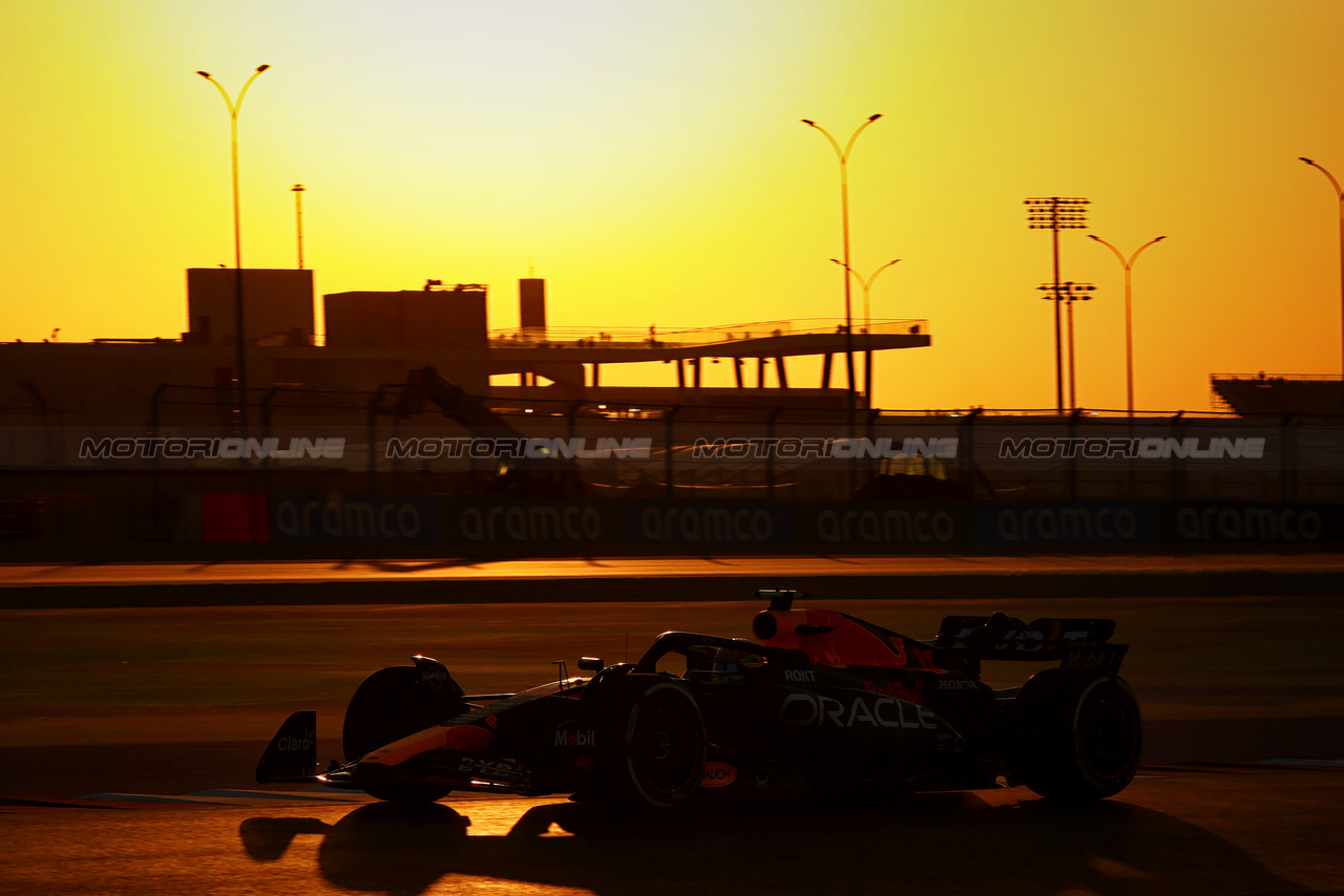 GP QATAR, Sergio Perez (MEX) Red Bull Racing RB19.

06.10.2023 Formula 1 World Championship, Rd 18, Qatar Grand Prix, Doha, Qatar, Qualifiche Day.

- www.xpbimages.com, EMail: requests@xpbimages.com © Copyright: Charniaux / XPB Images