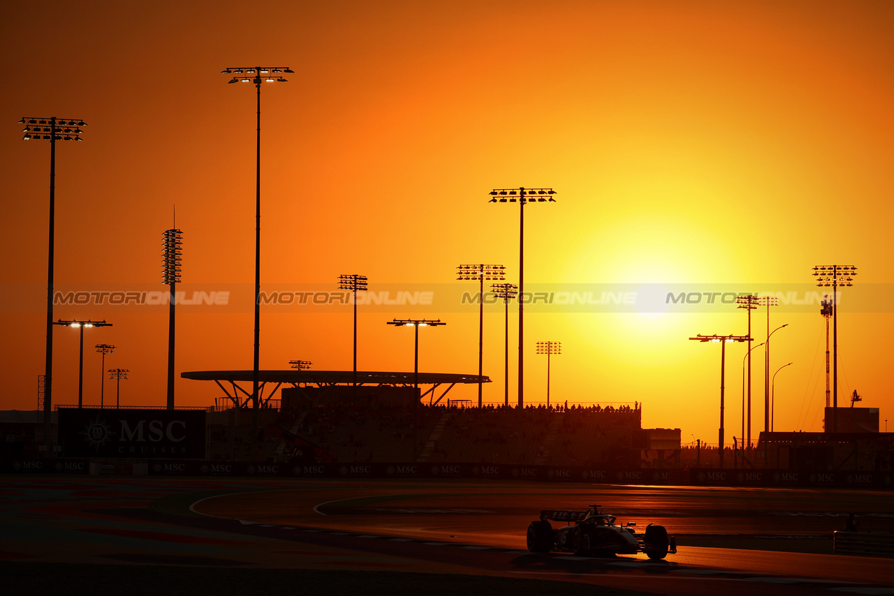 GP QATAR, Kevin Magnussen (DEN) Haas VF-23.

06.10.2023 Formula 1 World Championship, Rd 18, Qatar Grand Prix, Doha, Qatar, Qualifiche Day.

- www.xpbimages.com, EMail: requests@xpbimages.com © Copyright: Moy / XPB Images