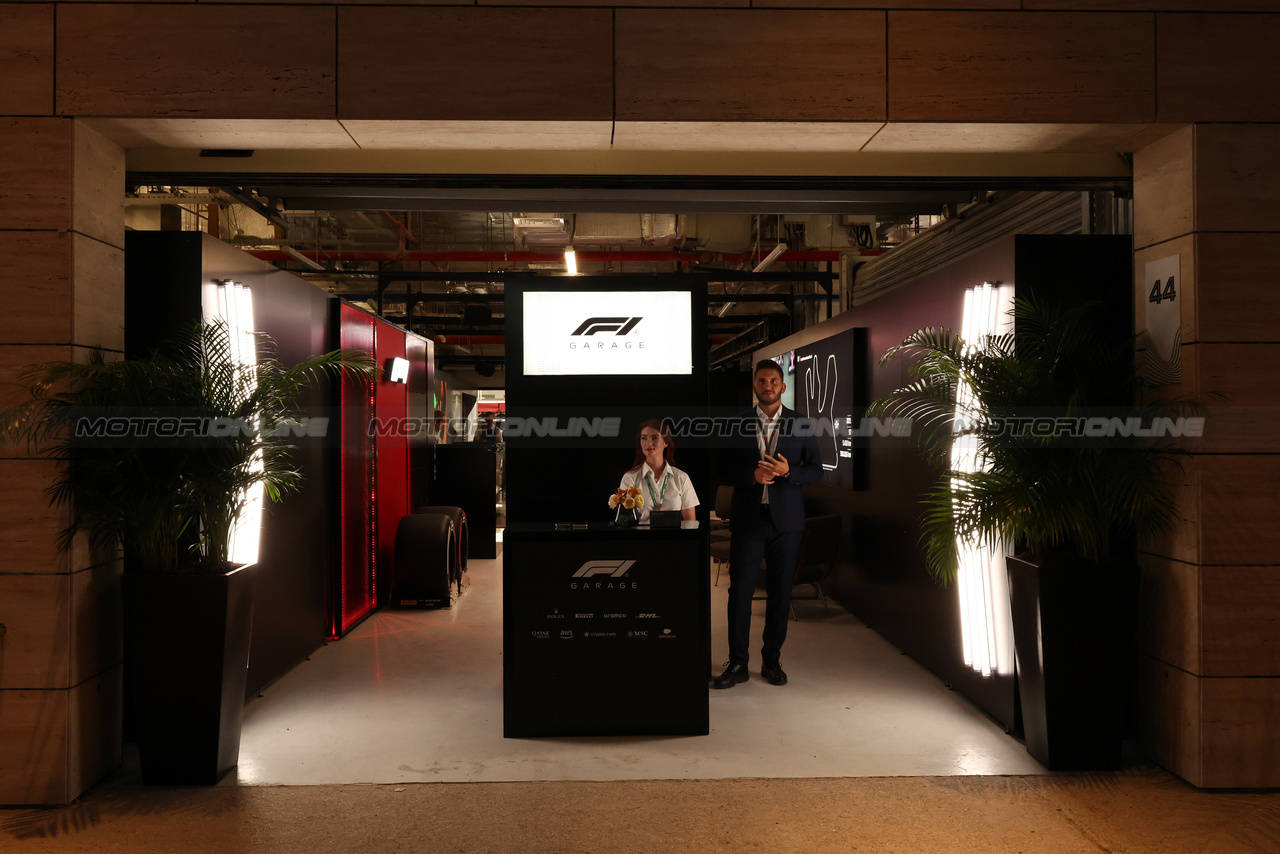 GP QATAR, Paddock Atmosfera - F1 Garage.

06.10.2023 Formula 1 World Championship, Rd 18, Qatar Grand Prix, Doha, Qatar, Qualifiche Day.

- www.xpbimages.com, EMail: requests@xpbimages.com © Copyright: Moy / XPB Images