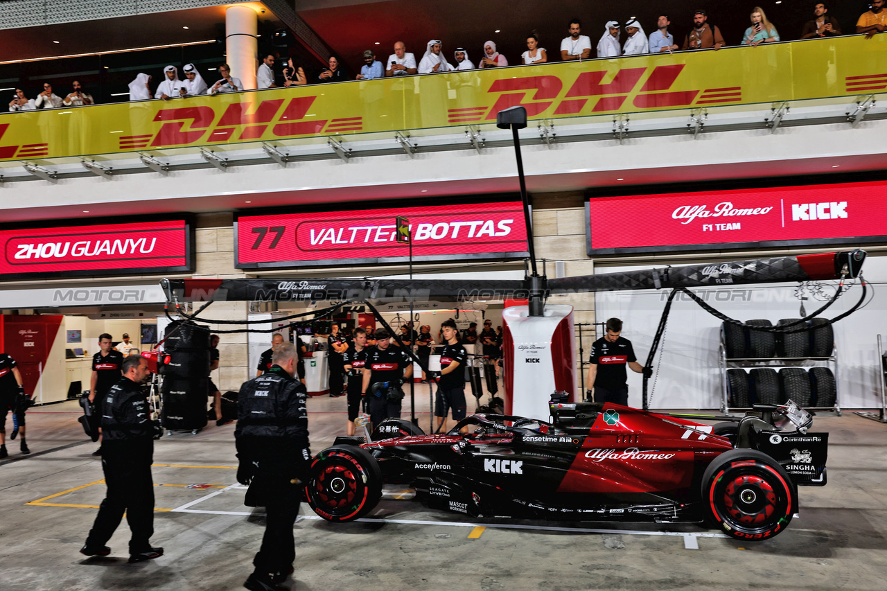 GP QATAR, Valtteri Bottas (FIN) Alfa Romeo F1 Team C43 in the pits.

06.10.2023 Formula 1 World Championship, Rd 18, Qatar Grand Prix, Doha, Qatar, Qualifiche Day.

- www.xpbimages.com, EMail: requests@xpbimages.com © Copyright: Batchelor / XPB Images