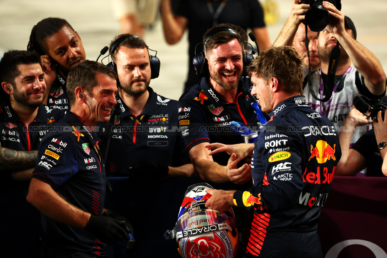 GP QATAR, Max Verstappen (NLD) Red Bull Racing celebrates his pole position with the team in qualifying parc ferme.

06.10.2023 Formula 1 World Championship, Rd 18, Qatar Grand Prix, Doha, Qatar, Qualifiche Day.

- www.xpbimages.com, EMail: requests@xpbimages.com © Copyright: Batchelor / XPB Images