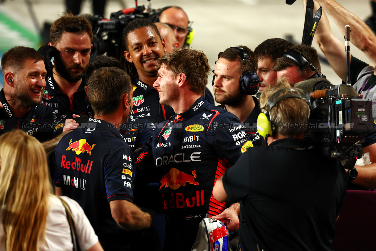 GP QATAR, Max Verstappen (NLD) Red Bull Racing celebrates his pole position with the team in qualifying parc ferme.

06.10.2023 Formula 1 World Championship, Rd 18, Qatar Grand Prix, Doha, Qatar, Qualifiche Day.

- www.xpbimages.com, EMail: requests@xpbimages.com © Copyright: Batchelor / XPB Images