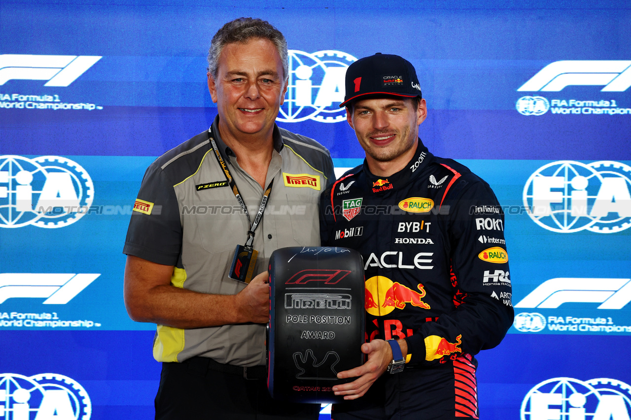 GP QATAR, (L to R): Mario Isola (ITA) Pirelli Racing Manager presents the Pirelli Pole Position Award to Max Verstappen (NLD) Red Bull Racing in qualifying parc ferme.

06.10.2023 Formula 1 World Championship, Rd 18, Qatar Grand Prix, Doha, Qatar, Qualifiche Day.

- www.xpbimages.com, EMail: requests@xpbimages.com © Copyright: Batchelor / XPB Images